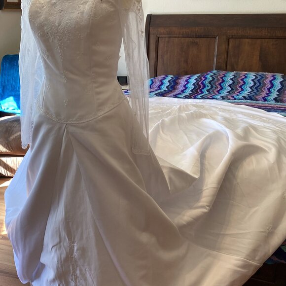 2) Wedding Gown: Fairy Tale Wedding - Picture 1 of 10